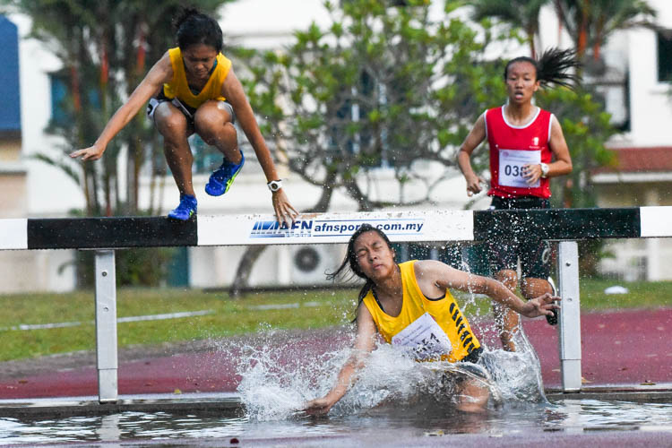 Charmaine Sew (#451) and teammate Ang Jia Yi (#446) of VJC go through their penultimate water jump. The girls finished in eighth and seventh respectively. (Photo 16 © Iman Hashim/Red Sports)