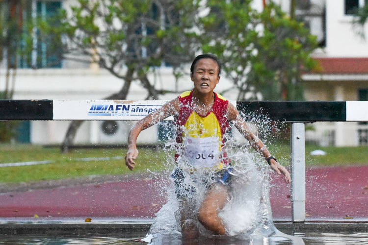 Clarice Lau of HCI completes her final water jump. She emerged the champion with a timing of 8:04.28. (Photo 19 © Iman Hashim/Red Sports)