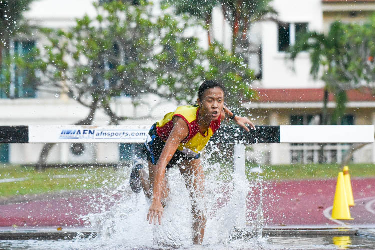 Clarice Lau of HCI completes her final water jump. She emerged the champion with a timing of 8:04.28. (Photo 21 © Iman Hashim/Red Sports)