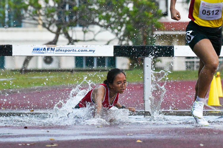 Ng Yu Ching of NJC suffers another rough landing on her final water jump. However, she managed to sprint her way to the bronze medal in 8:42.64. (Photo 24 © Iman Hashim/Red Sports)