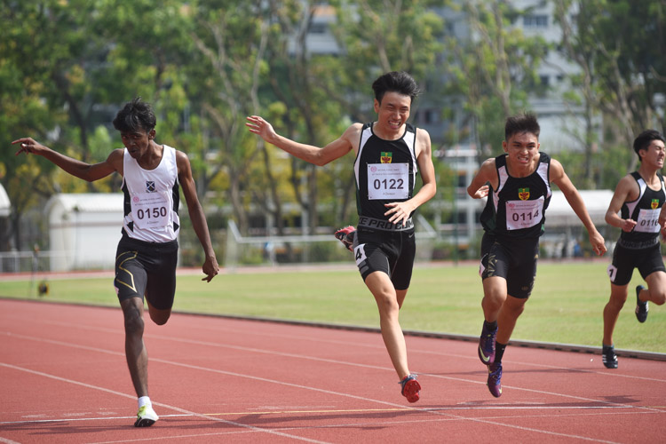 A tight race in the A Division boys' 200m final saw only 0.08s separate first and fourth place. Marcus Tan (#122) of RI clinched the gold in 23.10s, while teammate Timothy D'Cruz (#114) and SAJC's Solaiy Meyapan (#150) finished second and third in 23.15s and 23.17s respectively. (Photo 3 © Iman Hashim/Red Sports)