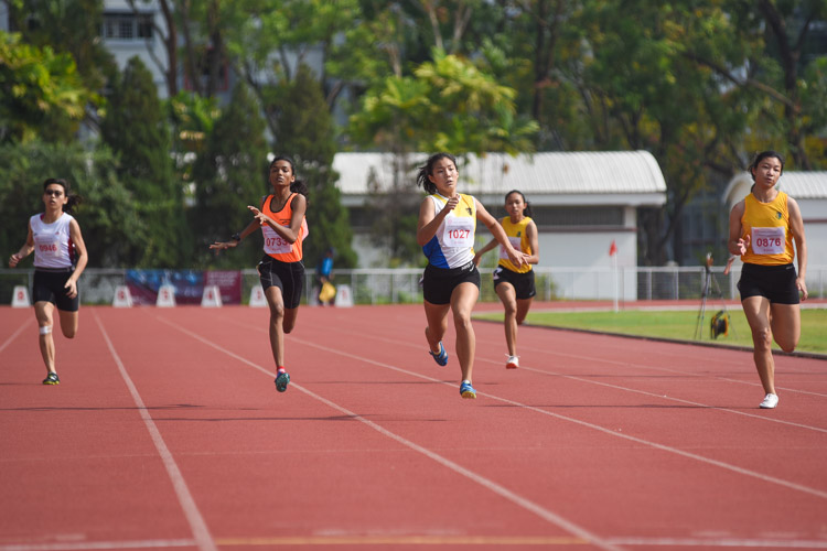 The B Division girls' 200m final enters its final stretch. (Photo 4 © Iman Hashim/Red Sports)