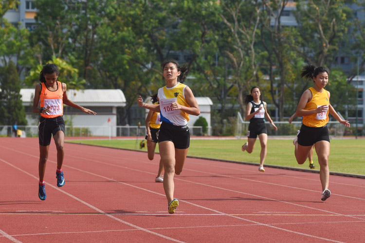 Bernice Liew (#1027) of Nanyang Girls' High School clinched the B Division girls' 200m gold in 26.02s, while Thaarani D/O Sivakumar (#733) of Singapore Sports School and Choo Hui Xin (#876) of Cedar Girls' finished second and third respectively. (Photo 1 © Iman Hashim/Red Sports)