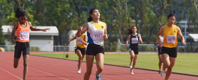 Bernice Liew (#1027) of Nanyang Girls' High School clinched the B Division girls' 200m gold in 26.02s, while Thaarani D/O Sivakumar (#733) of Singapore Sports School and Choo Hui Xin (#876) of Cedar Girls' finished second and third respectively. (Photo 2 © Iman Hashim/Red Sports)