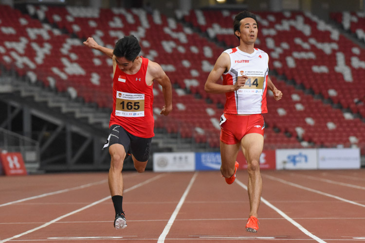 Reuben Rainer Lee (#165) clinched the gold in the 200m Men's Open final. His timing of 21.64s was only 0.03s shy of the national under-18 record which he set earlier this month at the SEA Youth Championships. (Photo 1 © Iman Hashim/Red Sports)