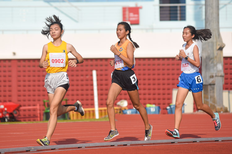 Kylie Tan (#904) leads the pack from the start of the race. (Photo 6 © Iman Hashim/Red Sports)