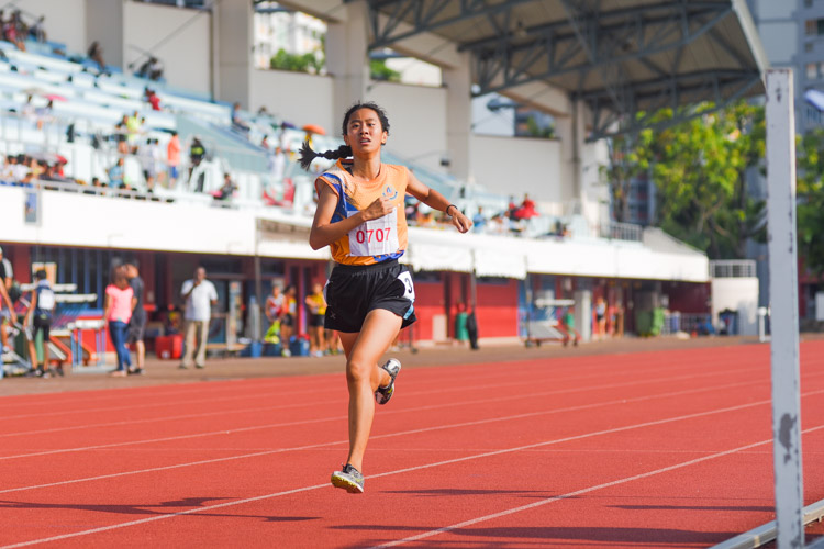 Alyssa Yeong of North Vista Secondary grabbed the silver in the B Division girls' 3000m final with a timing of 11:53.65. (Photo 3 © Iman Hashim/Red Sports)