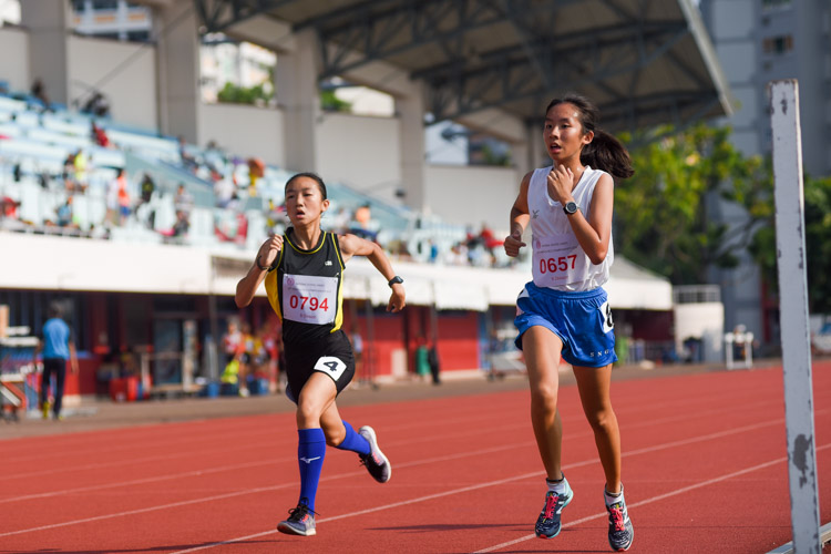 Felis Tan (#794) of Crescent Girls' School snatched the bronze in the B Division girls' 3000m final, finishing just 0.08s ahead of Alexis So (#657) of CHIJ St. Nicholas Girls' School who settled for fourth place. (Photo 4 © Iman Hashim/Red Sports)