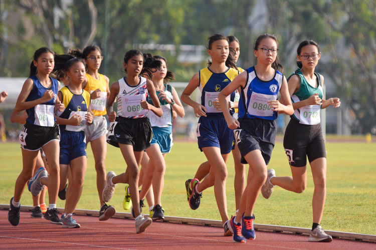 Koh Jia En (#890) of Commonwealth Secondary led the pack during the first few laps. (Photo 6 © Iman Hashim/Red Sports)