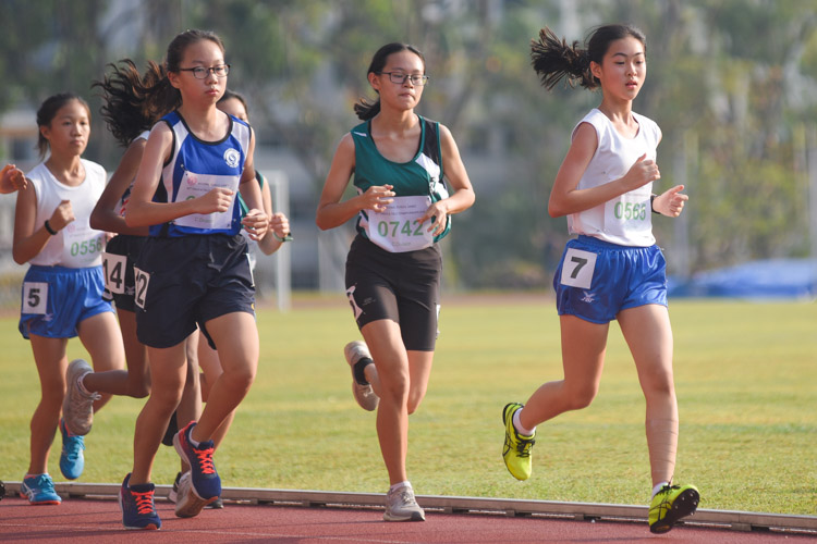 Ng Rui Shi (#742) of RGS and Chloe Tan (#565) of CHIJ St. Nicholas Girls' took turns to set the pace for the pack during the earlier rounds. (Photo 7 © Iman Hashim/Red Sports)