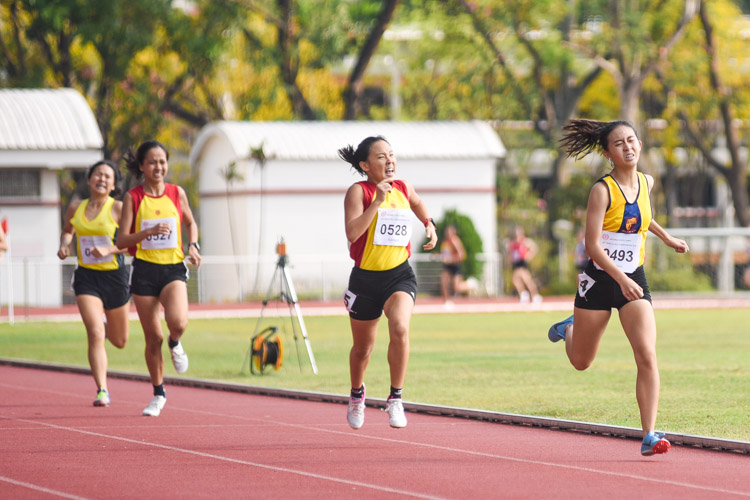 Phoebe Tay (#493) of ACJC outsprints HCI's Vera Wah (#528) on the final straight to take the A Division girls' 800m title. (Photo 5 © Iman Hashim/Red Sports)