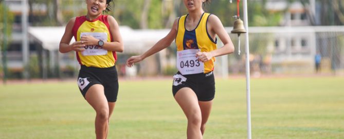 Phoebe Tay (#493) of ACJC outsprints HCI's Vera Wah on the final straight to take the A Division girls' 800m title. (Photo 1 © Iman Hashim/Red Sports)