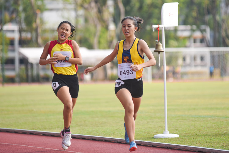 Phoebe Tay (#493) of ACJC outsprints HCI's Vera Wah on the final straight to take the A Division girls' 800m title. (Photo 1 © Iman Hashim/Red Sports)
