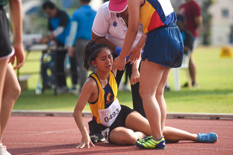 Phoebe Tay of ACJC had to be helped off the track by paramedics and teammates after her win in the A Division girls' 800m final. (Photo 9 © Iman Hashim/Red Sports)