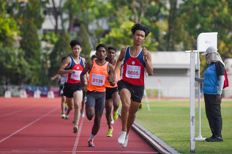 Lim Yu Zhe (#605) of Nan Hua High holds his lead after the first lap, followed closely by Harieharan S/O Durairaj (#136) of Singapore Sports School. (Photo 3 © Iman Hashim/Red Sports)
