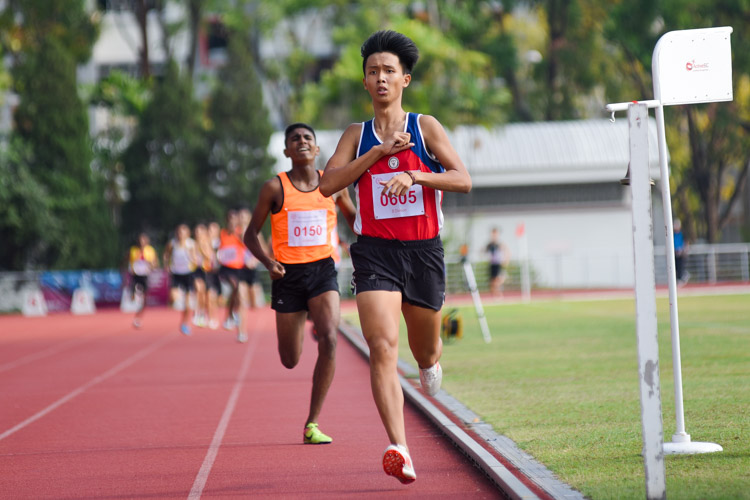 Lim Yu Zhe (#605) of Nan Hua High punches his chest as he crosses the finish line first. (Photo 6 © Iman Hashim/Red Sports)