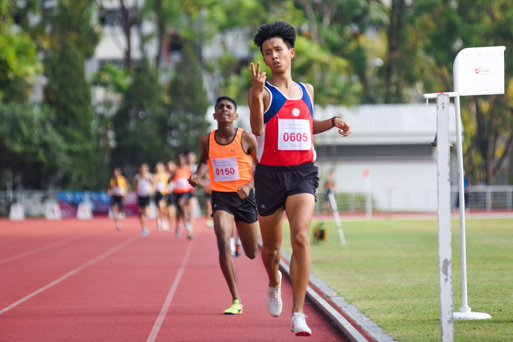 Gold number 2: Nan Hua High School's Lim Yu Zhe bagged the B Division boys' 800m gold in 2:03.22 to add to his 1500m victory. (Photo 1 © Iman Hashim/Red Sports)