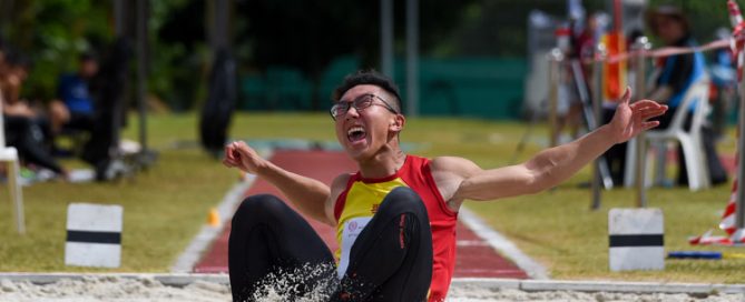Tedd Toh of Hwa Chong Institution snatched the A Division boys' long jump title after leaping 6.89m on his last attempt. (Photo 1 © Iman Hashim/Red Sports)