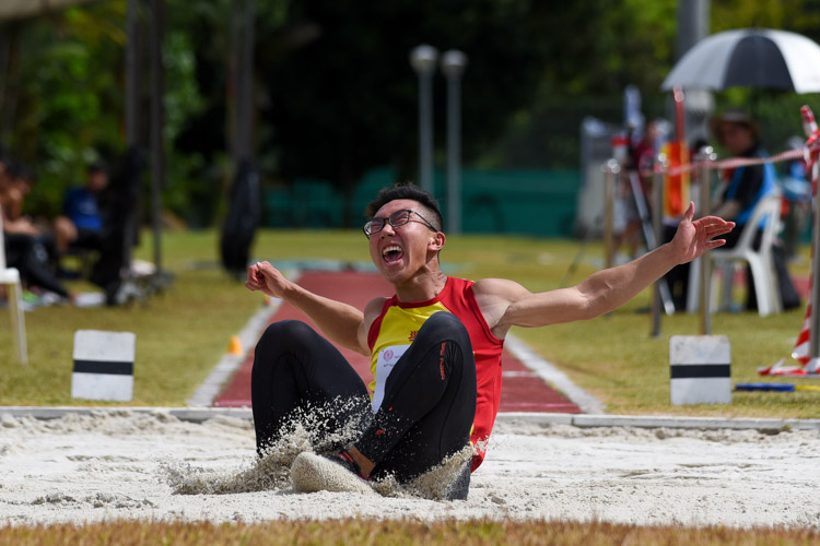 Tedd Toh of Hwa Chong Institution snatched the A Division boys' long jump title after leaping 6.89m on his last attempt. (Photo 1 © Iman Hashim/Red Sports)