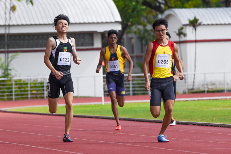 Sin Ming Wei (#265) of Hwa Chong Institution outsprinted his other competitors to clinch the A Division boys' 400m gold in 51.45s. (Photo 1 © Iman Hashim/Red Sports)