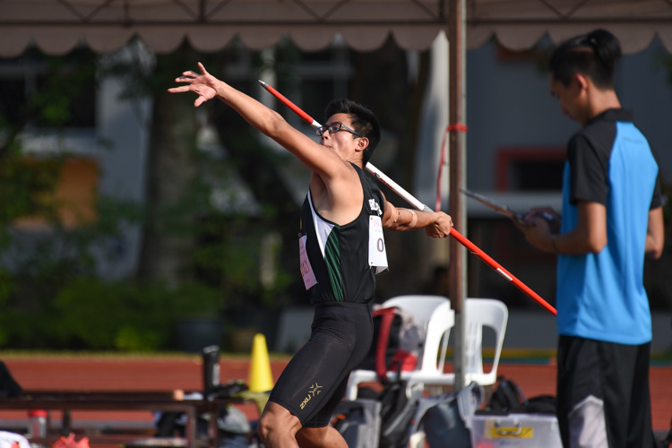 Joel Low (#121) threw a distance of 56.52m to lead a Raffles Institution 1-2-4 finish and claim his first ever gold medal in the event. (Photo 1 © Iman Hashim/Red Sports)