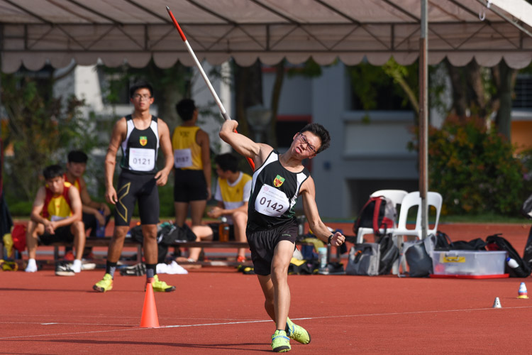 Xavier Leung (#142) of RI clinched the silver with a personal best 52.01m throw. (Photo 5 © Iman Hashim/Red Sports)