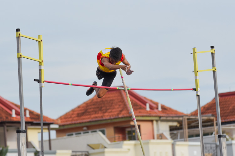 Low Jun Yu of Hwa Chong Institution clinched the A Division boys' pole vault with a final height of 4.20m. (Photo 26 © Iman Hashim/Red Sports)
