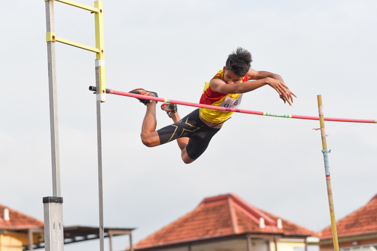 Kyler Ong of HCI settled for bronze in the A Division boys' pole vault, clearing a height of 4.10m. (Photo 36 © Iman Hashim/Red Sports)