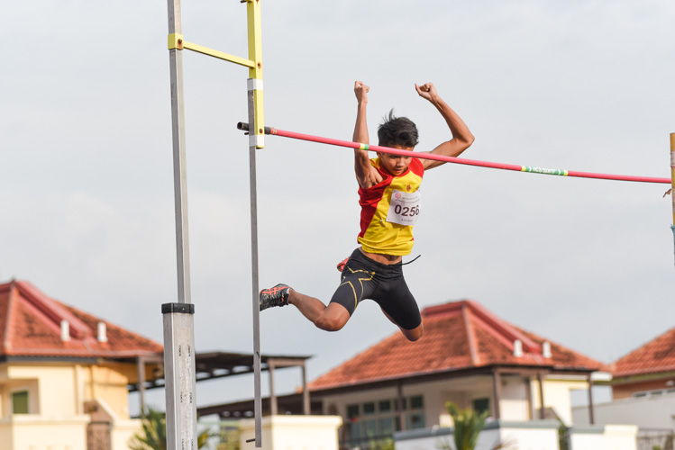 Kyler Ong of HCI settled for bronze in the A Division boys' pole vault, clearing a height of 4.10m. (Photo 37 © Iman Hashim/Red Sports)