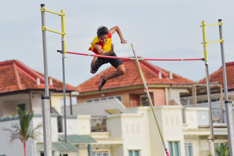 Low Jun Yu of Hwa Chong Institution clinched the A Division boys' pole vault with a final height of 4.20m. (Photo 27 © Iman Hashim/Red Sports)