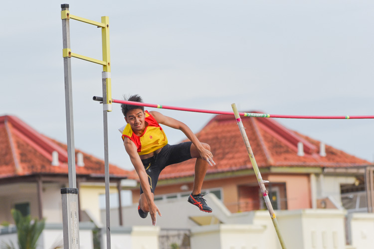 Low Jun Yu of Hwa Chong Institution clinched the A Division boys' pole vault with a final height of 4.20m. (Photo 28 © Iman Hashim/Red Sports)