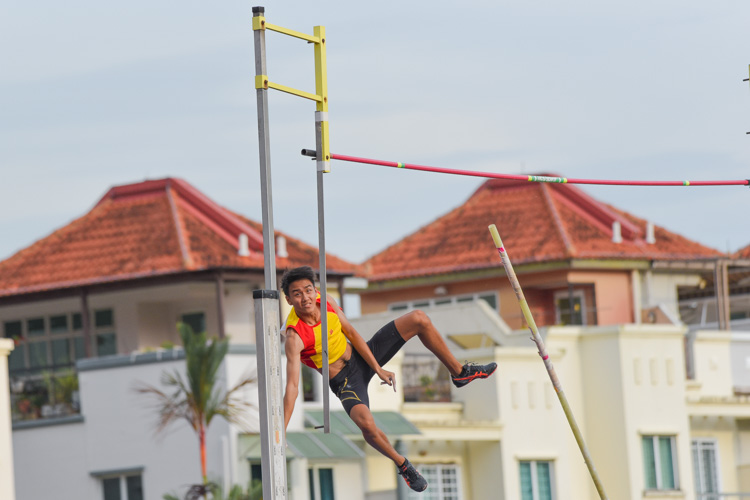 Low Jun Yu of Hwa Chong Institution clinched the A Division boys' pole vault with a final height of 4.20m. (Photo 29 © Iman Hashim/Red Sports)