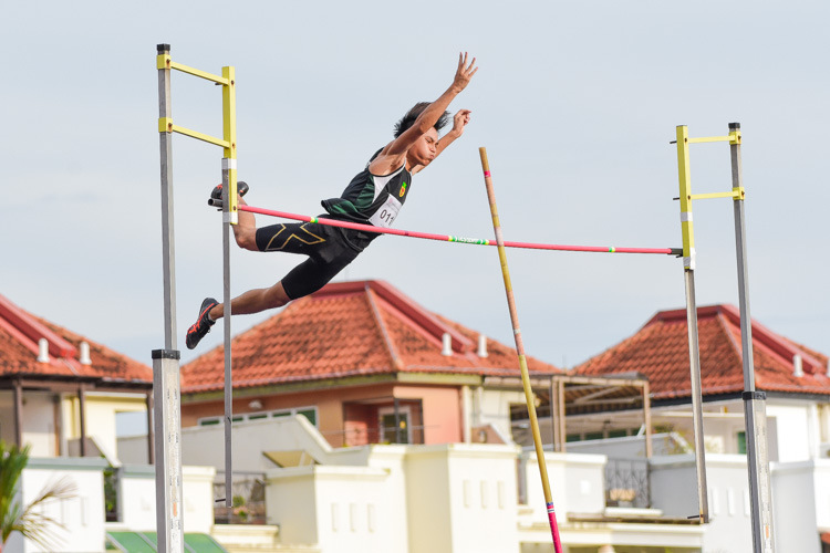 Heng Jee Kuan of Raffles Institution took the silver in the A Division boys' pole vault with a final height of 4.10m, beating third place on countback. (Photo 30 © Iman Hashim/Red Sports)