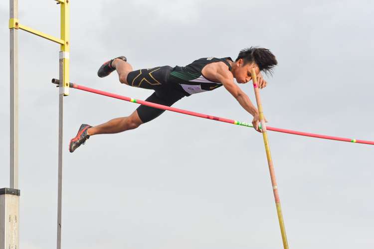 Heng Jee Kuan of Raffles Institution took the silver in the A Division boys' pole vault with a final height of 4.10m, beating third place on countback. (Photo 32 © Iman Hashim/Red Sports)