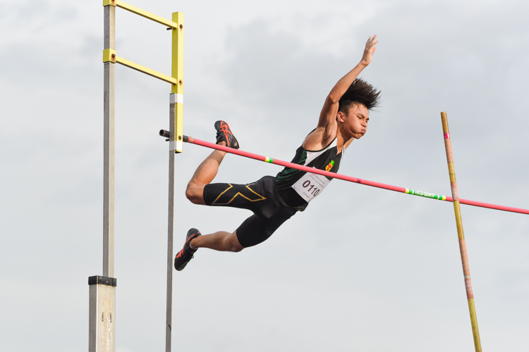 Heng Jee Kuan of Raffles Institution took the silver in the A Division boys' pole vault with a final height of 4.10m, beating third place on countback. (Photo 33 © Iman Hashim/Red Sports)