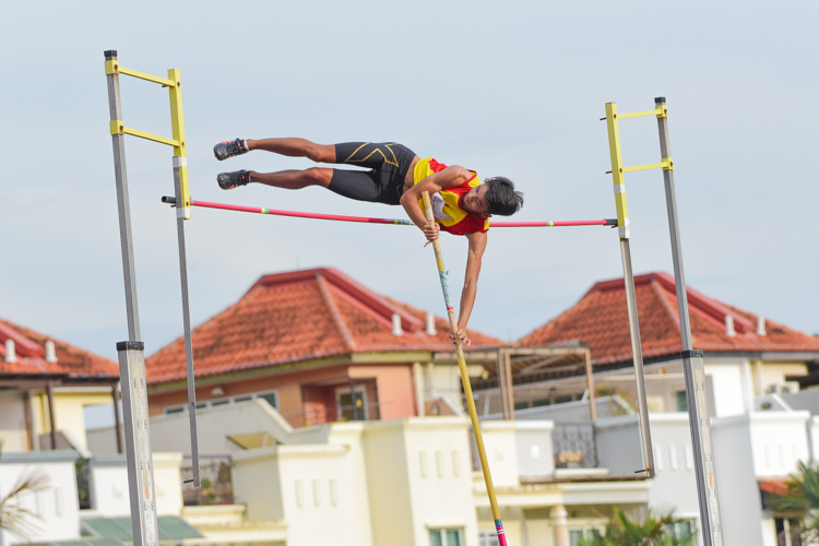 Kyler Ong of HCI settled for bronze in the A Division boys' pole vault, clearing a height of 4.10m. (Photo 34 © Iman Hashim/Red Sports)