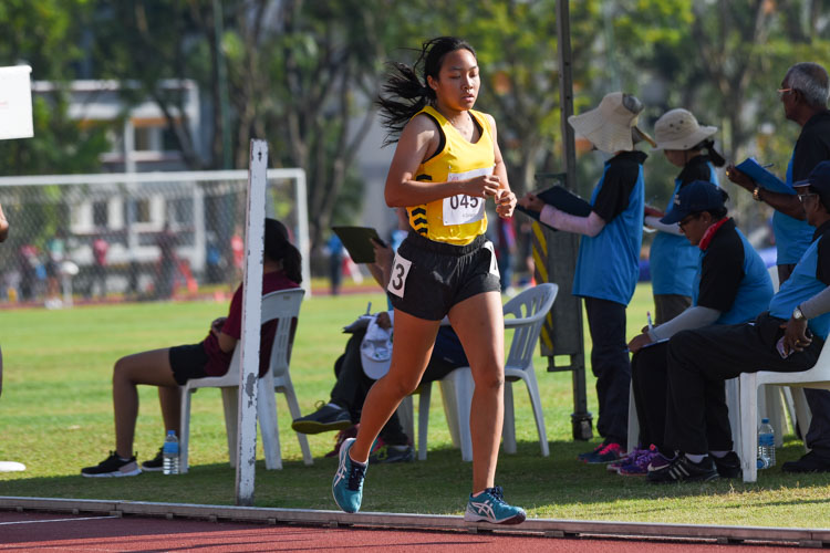 Charmaine Sew of Victoria Junior College finishedn in ninth place in the A Division girls' 3000m final. (Photo 7 © Iman Hashim/Red Sports)