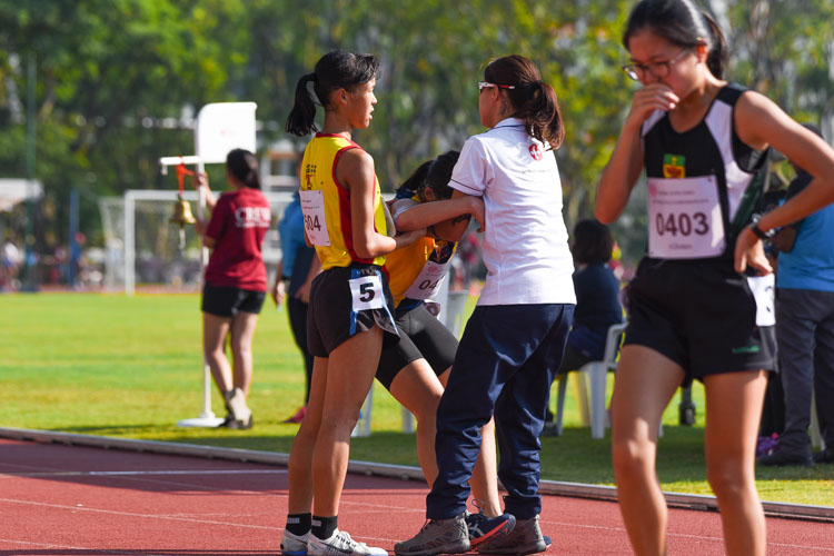 The morning heat proved too much for silver medalist Caylee Chua of ACJC, who had to be helped off the track by first aid personnel. (Photo 13 © Iman Hashim/Red Sports)