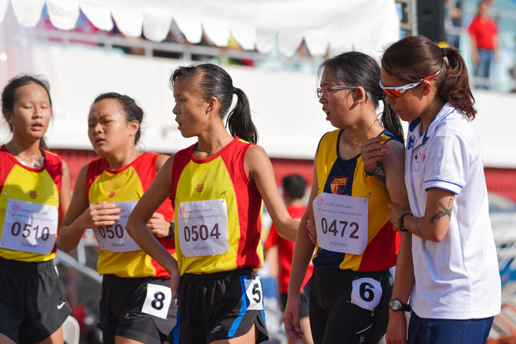 The morning heat proved too much for silver medalist Caylee Chua (#472) of ACJC, who had to be helped off the track by first aid personnel. (Photo 14 © Iman Hashim/Red Sports)