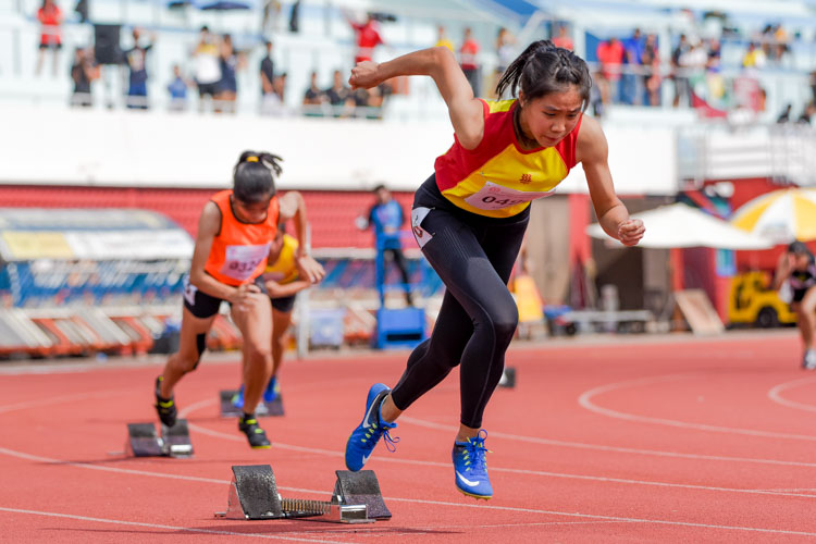 Amanda Ashley Woo of Hwa Chong Institution takes off from her blocks in the A Division girls' 400m final. (Photo 2 © Iman Hashim/Red Sports)