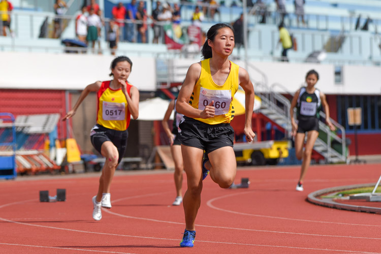 Lin Peiqin (#460) of Victoria Junior College starts her run in the A Division girls' 400m final. (Photo 3 © Iman Hashim/Red Sports)