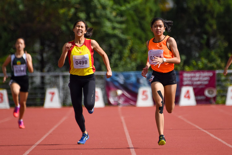HCI's Amanda Ashley Woo (#498) and Singapore Sports School's Diane Hilary Pragasam fighting neck-and-neck on the final stretch of the 400m final. (Photo 7 © Iman Hashim/Red Sports)