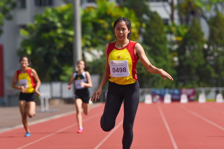 HCI's Amanda Ashley Woo (#498) claimed the silver medal in a huge personal best of 1:01.36. (Photo 9 © Iman Hashim/Red Sports)