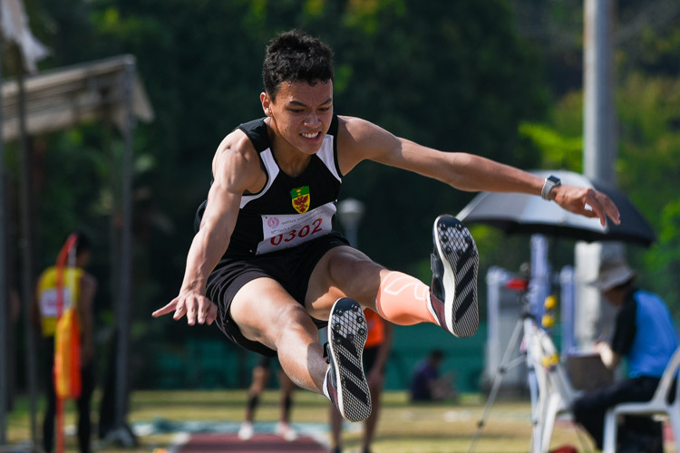 Mingwen Lee Sullivan (#302) of Raffles Institution claimed the bronze with 6.21m. (Photo 6 © Iman Hashim/Red Sports)