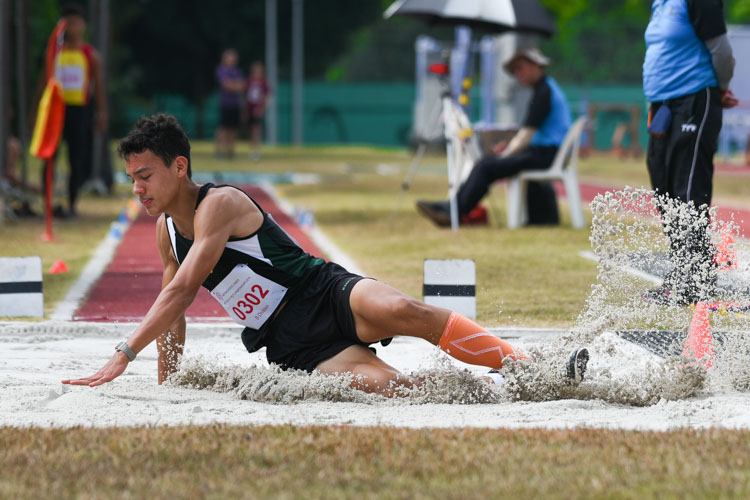 Mingwen Lee Sullivan (#302) of Raffles Institution claimed the bronze with 6.21m. (Photo 7 © Iman Hashim/Red Sports)