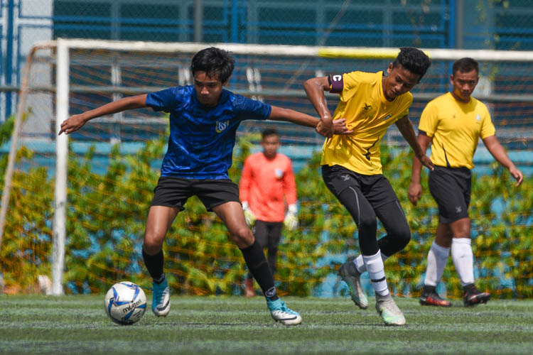 Players fight for possession of the ball. (Photo 1 © Iman Hashim/Red Sports)