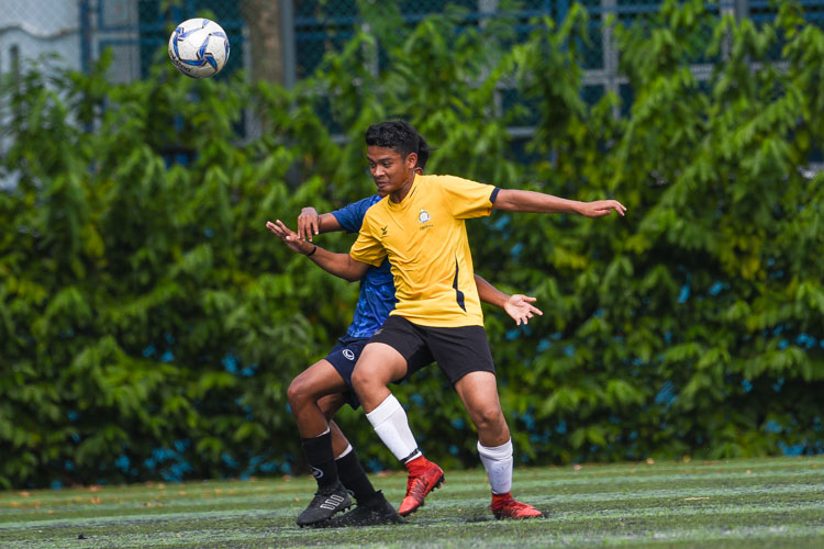 Wan Mohammad Reezman (SBW #12) shields the ball from his opponent. (Photo 1 © Iman Hashim/Red Sports)