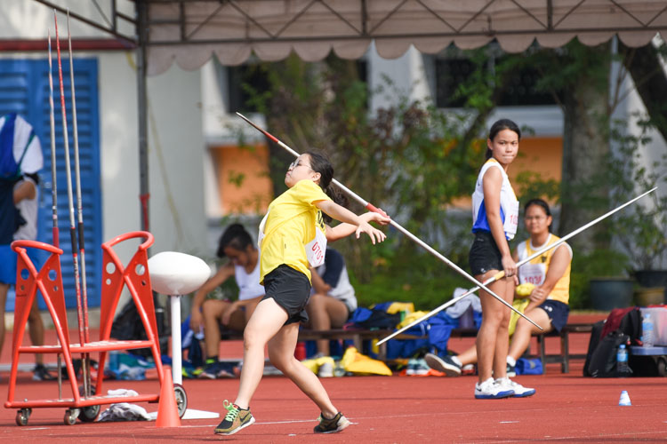 Goh Yi Xian of Nan Chiau High School placed fifth in the B Division girls' javelin with a distance of 25.96m. (Photo 1 © Iman Hashim/Red Sports)