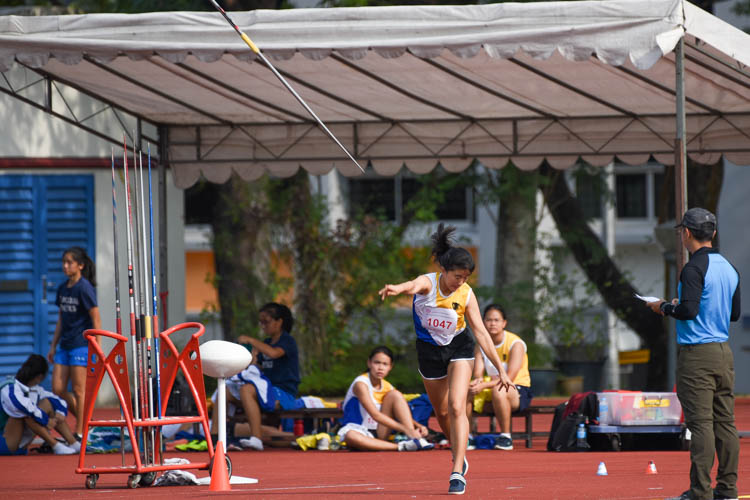 Jaydene Phua of Nanyang Girls' High School threw 33.42m to win silver in the B Division girls' javelin. (Photo 1 © Iman Hashim/Red Sports)