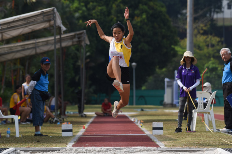 Ann Lee of Nanyang Girls' High School leapt 11.46m to win the B Division girls' triple jump gold. (Photo 1 © Iman Hashim/Red Sports)